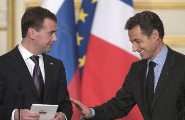 Le président russe Dmitri Medvedev et son homologue français Nicolas Sarkozy. Archive
